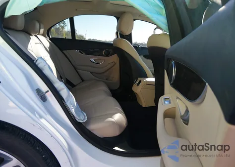 2017 Mercedes-Benz C 300 4Matic z USA, uszkodzony, nr VIN 55SWF4KB7HU216891